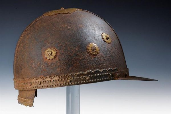 Raro elmo con decorazioni in ottone  - Asta Rare Armi Antiche e Militaria da tutto il mondo - Associazione Nazionale - Case d'Asta italiane