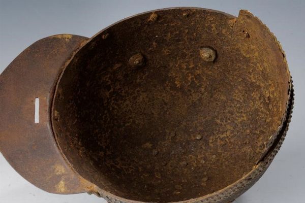 Raro elmo con decorazioni in ottone  - Asta Rare Armi Antiche e Militaria da tutto il mondo - Associazione Nazionale - Case d'Asta italiane