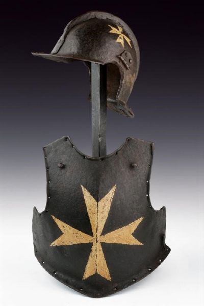 Elmo e pettorale d'assedio con insegne dell'ordine di Malta  - Asta Rare Armi Antiche e Militaria da tutto il mondo - Associazione Nazionale - Case d'Asta italiane