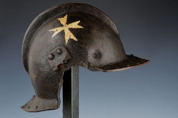 Elmo e pettorale d'assedio con insegne dell'ordine di Malta  - Asta Rare Armi Antiche e Militaria da tutto il mondo - Associazione Nazionale - Case d'Asta italiane