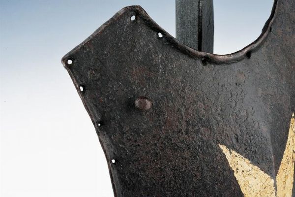 Elmo e pettorale d'assedio con insegne dell'ordine di Malta  - Asta Rare Armi Antiche e Militaria da tutto il mondo - Associazione Nazionale - Case d'Asta italiane