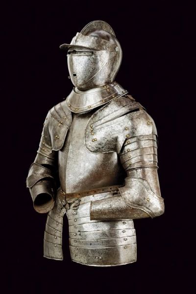 Mezza armatura composita  - Asta Rare Armi Antiche e Militaria da tutto il mondo - Associazione Nazionale - Case d'Asta italiane