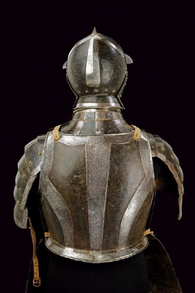 Corsaletto bianconero da uomo d'arme  - Asta Rare Armi Antiche e Militaria da tutto il mondo - Associazione Nazionale - Case d'Asta italiane