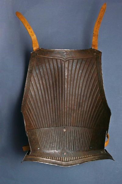 Fantastica armatura completa alla Massimiliana con incisioni  - Asta Rare Armi Antiche e Militaria da tutto il mondo - Associazione Nazionale - Case d'Asta italiane