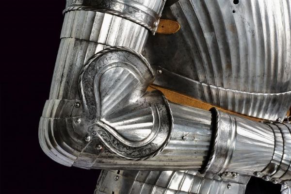 Fantastica armatura completa alla Massimiliana con incisioni  - Asta Rare Armi Antiche e Militaria da tutto il mondo - Associazione Nazionale - Case d'Asta italiane