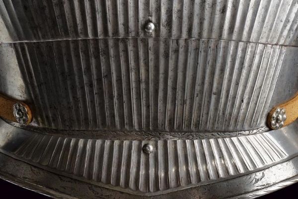 Fantastica armatura completa alla Massimiliana con incisioni  - Asta Rare Armi Antiche e Militaria da tutto il mondo - Associazione Nazionale - Case d'Asta italiane