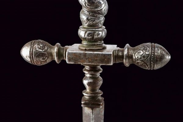 Fine stiletto intagliato  - Asta Rare Armi Antiche e Militaria da tutto il mondo - Associazione Nazionale - Case d'Asta italiane