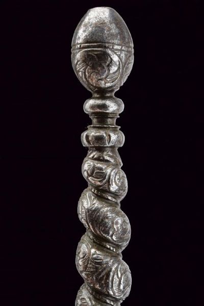 Fine stiletto intagliato  - Asta Rare Armi Antiche e Militaria da tutto il mondo - Associazione Nazionale - Case d'Asta italiane