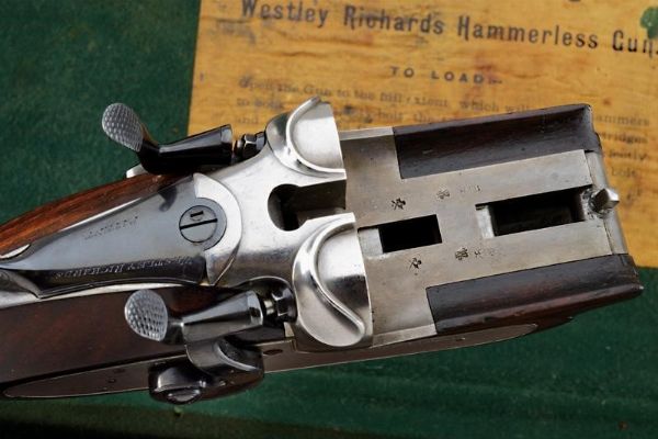Doppietta a cani esterni di Westley Richards in cassetta  - Asta Rare Armi Antiche e Militaria da tutto il mondo - Associazione Nazionale - Case d'Asta italiane