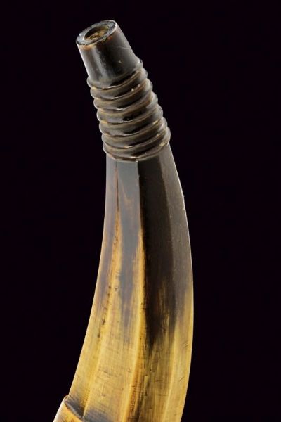 Corno da polvere con incisione e dedica  - Asta Rare Armi Antiche e Militaria da tutto il mondo - Associazione Nazionale - Case d'Asta italiane