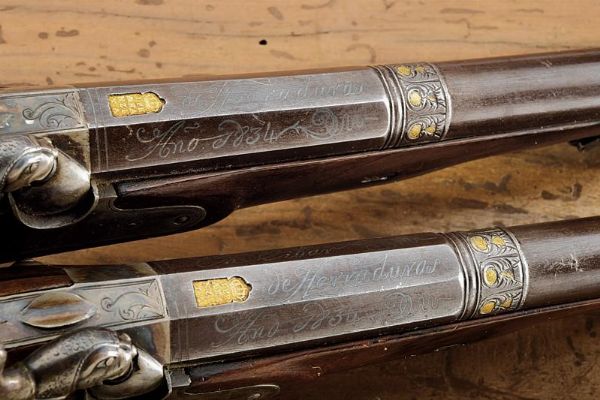 Paio di pistole a luminello da ufficiale firmate De Herraduras, in cassetta  - Asta Rare Armi Antiche e Militaria da tutto il mondo - Associazione Nazionale - Case d'Asta italiane