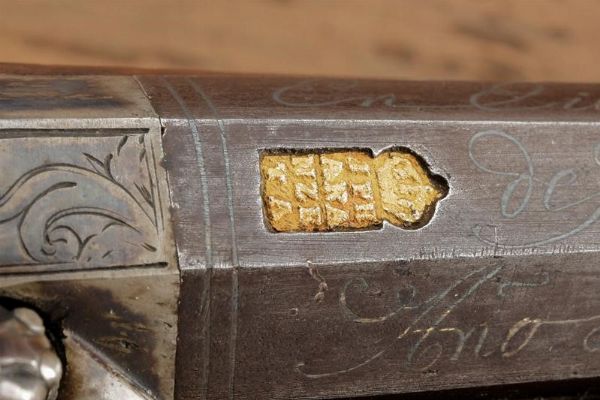 Paio di pistole a luminello da ufficiale firmate De Herraduras, in cassetta  - Asta Rare Armi Antiche e Militaria da tutto il mondo - Associazione Nazionale - Case d'Asta italiane