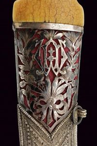 Bel kandshar con fodero decorato in argento  - Asta Rare Armi Antiche e Militaria da tutto il mondo - Associazione Nazionale - Case d'Asta italiane