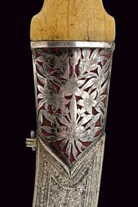 Bel kandshar con fodero decorato in argento  - Asta Rare Armi Antiche e Militaria da tutto il mondo - Associazione Nazionale - Case d'Asta italiane