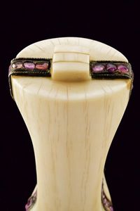 Raffinata jambiya decorata con pietre  - Asta Rare Armi Antiche e Militaria da tutto il mondo - Associazione Nazionale - Case d'Asta italiane