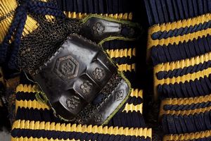 Nimai-do Gusoku con Shiinomi-nari Kabuto (armatura da samurai)  - Asta Rare Armi Antiche e Militaria da tutto il mondo - Associazione Nazionale - Case d'Asta italiane