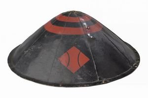 Jingasa con Konoji-hishi-mon  - Asta Rare Armi Antiche e Militaria da tutto il mondo - Associazione Nazionale - Case d'Asta italiane