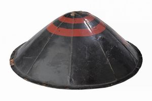 Jingasa con Konoji-hishi-mon  - Asta Rare Armi Antiche e Militaria da tutto il mondo - Associazione Nazionale - Case d'Asta italiane