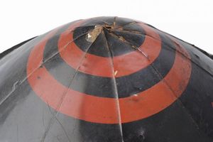 Jingasa con Konoji-hishi-mon  - Asta Rare Armi Antiche e Militaria da tutto il mondo - Associazione Nazionale - Case d'Asta italiane