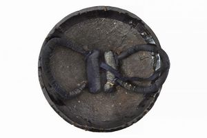 Jingasa con Konoji-hishi-mon  - Asta Rare Armi Antiche e Militaria da tutto il mondo - Associazione Nazionale - Case d'Asta italiane