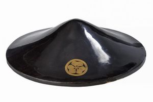 Jingasa con Maru-ni-Katabami-mon  - Asta Rare Armi Antiche e Militaria da tutto il mondo - Associazione Nazionale - Case d'Asta italiane