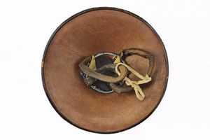 Jingasa con Maru-ni-Katabami-mon  - Asta Rare Armi Antiche e Militaria da tutto il mondo - Associazione Nazionale - Case d'Asta italiane