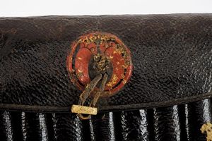 Cartucciera con Maruni-Daki-Choji-mon  - Asta Rare Armi Antiche e Militaria da tutto il mondo - Associazione Nazionale - Case d'Asta italiane