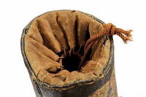 Scarsella da Takajo (maestro falconiere) con Daki-Kajinoha-mon  - Asta Rare Armi Antiche e Militaria da tutto il mondo - Associazione Nazionale - Case d'Asta italiane