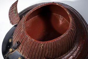 Scrigno da tavolo lavorato a Kabuto  - Asta Rare Armi Antiche e Militaria da tutto il mondo - Associazione Nazionale - Case d'Asta italiane