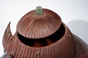 Scrigno da tavolo lavorato a Kabuto  - Asta Rare Armi Antiche e Militaria da tutto il mondo - Associazione Nazionale - Case d'Asta italiane