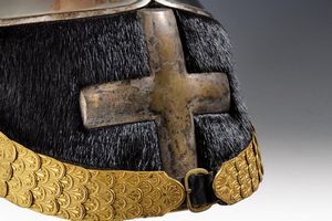 Elmo da ufficiale di cavalleria con custodia originale, epoca Vittorio Emanuele III  - Asta Rare Armi Antiche e Militaria da tutto il mondo - Associazione Nazionale - Case d'Asta italiane