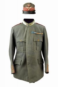 Set di giacca e berretto da generale della brigata di fanteria Reggio  - Asta Rare Armi Antiche e Militaria da tutto il mondo - Associazione Nazionale - Case d'Asta italiane