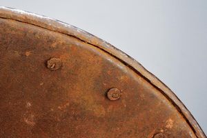 Elegante brocchiere inciso, con emblemi nobiliari  - Asta Rare Armi Antiche e Militaria da tutto il mondo - Associazione Nazionale - Case d'Asta italiane