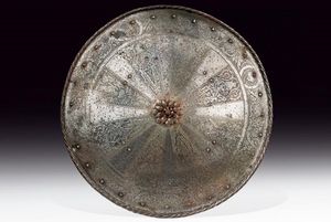 Elegante brocchiere inciso, con emblemi nobiliari  - Asta Rare Armi Antiche e Militaria da tutto il mondo - Associazione Nazionale - Case d'Asta italiane