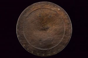 Bellissimo brocchiere inciso in stile alla pisana  - Asta Rare Armi Antiche e Militaria da tutto il mondo - Associazione Nazionale - Case d'Asta italiane