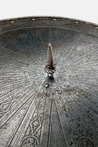 Bellissimo brocchiere inciso in stile alla pisana  - Asta Rare Armi Antiche e Militaria da tutto il mondo - Associazione Nazionale - Case d'Asta italiane