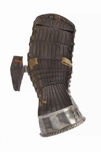 Manopola sinistra alla massimiliana  - Asta Rare Armi Antiche e Militaria da tutto il mondo - Associazione Nazionale - Case d'Asta italiane