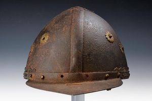 Raro elmo con decorazioni in ottone  - Asta Rare Armi Antiche e Militaria da tutto il mondo - Associazione Nazionale - Case d'Asta italiane