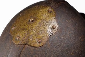 Raro elmo con decorazioni in ottone  - Asta Rare Armi Antiche e Militaria da tutto il mondo - Associazione Nazionale - Case d'Asta italiane