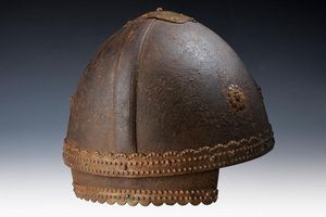 Raro elmo con decorazioni in ottone  - Asta Rare Armi Antiche e Militaria da tutto il mondo - Associazione Nazionale - Case d'Asta italiane
