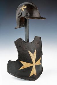 Elmo e pettorale d'assedio con insegne dell'ordine di Malta  - Asta Rare Armi Antiche e Militaria da tutto il mondo - Associazione Nazionale - Case d'Asta italiane
