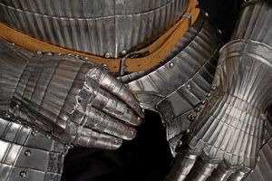 Fantastica armatura completa alla Massimiliana con incisioni  - Asta Rare Armi Antiche e Militaria da tutto il mondo - Associazione Nazionale - Case d'Asta italiane