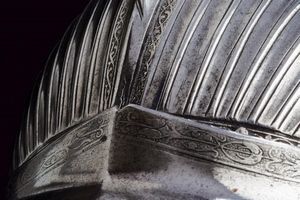 Fantastica armatura completa alla Massimiliana con incisioni  - Asta Rare Armi Antiche e Militaria da tutto il mondo - Associazione Nazionale - Case d'Asta italiane