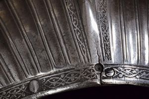 Fantastica armatura completa alla Massimiliana con incisioni  - Asta Rare Armi Antiche e Militaria da tutto il mondo - Associazione Nazionale - Case d'Asta italiane