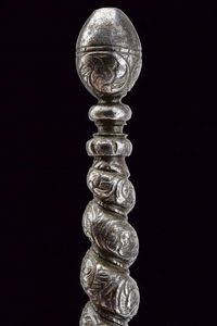 Fine stiletto intagliato  - Asta Rare Armi Antiche e Militaria da tutto il mondo - Associazione Nazionale - Case d'Asta italiane