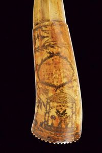 Corno da polvere con incisione e dedica  - Asta Rare Armi Antiche e Militaria da tutto il mondo - Associazione Nazionale - Case d'Asta italiane