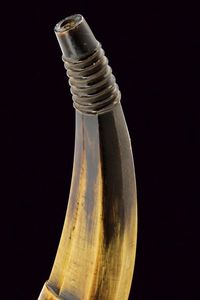 Corno da polvere con incisione e dedica  - Asta Rare Armi Antiche e Militaria da tutto il mondo - Associazione Nazionale - Case d'Asta italiane