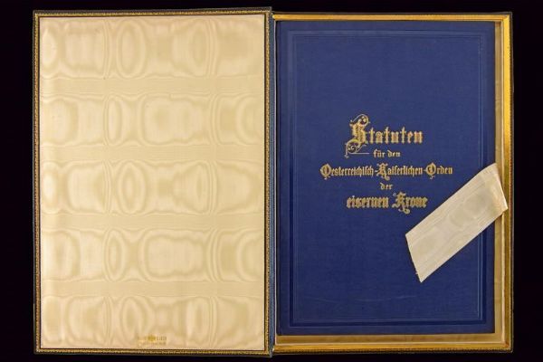 Bellissimo cofanetto contenente gli statuti dell'ordine della corona di ferro  - Asta Medaglie, Decorazioni e Ordini - Associazione Nazionale - Case d'Asta italiane