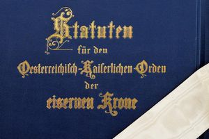 Bellissimo cofanetto contenente gli statuti dell'ordine della corona di ferro  - Asta Medaglie, Decorazioni e Ordini - Associazione Nazionale - Case d'Asta italiane