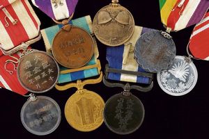 Lotto di tredici ordini e medaglie  - Asta Medaglie, Decorazioni e Ordini - Associazione Nazionale - Case d'Asta italiane